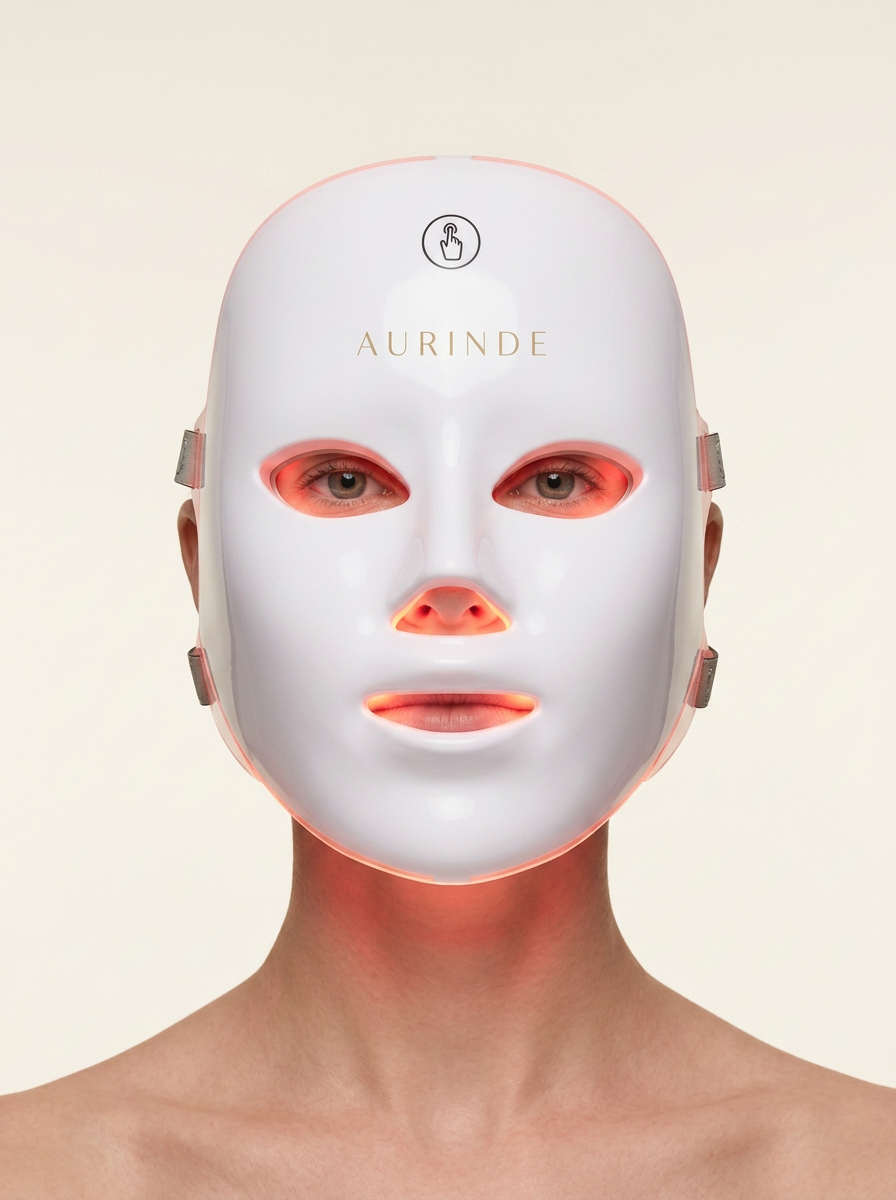Femme de face portant le masque LED AURINDE en lumière rouge